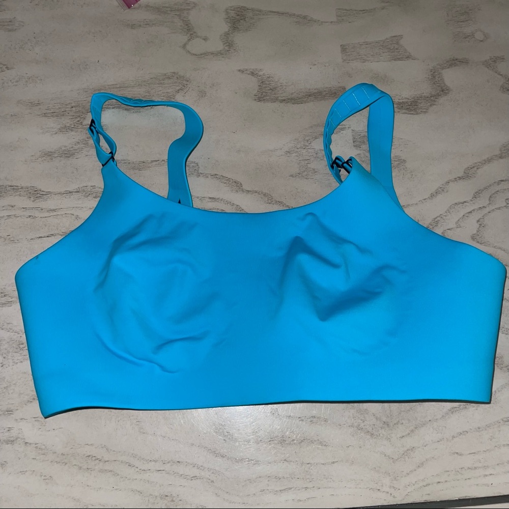 Lululemon sports bra (38D)